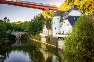 quartier du Grund, vur sur le pont rouge