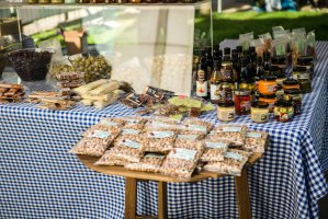 produits sur un marché hebdomadaire