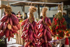 bottes d'onions sur un marché hebdomadaire