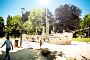 aire de jeux "bâteau pirate" au parc municipal