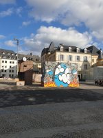 Tour de ventillation sur la place Guillaume II peinte par l'artiste Thomas Iser en 2019