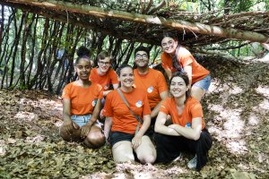 groupe d'animateurs avec t-shirts orange