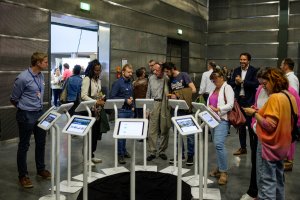 Image de personnes en train d'utiliser des iPad avec le site de la Ville de Luxembourg