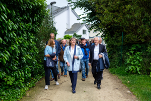 Image de personnes qui se déplacent en groupe dans le quartier Cents