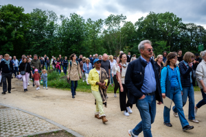 Image de personnes qui se déplacent en groupe dans le quartier Cents