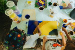 Image d'enfants en train de dessiner avec des couleurs d'eau