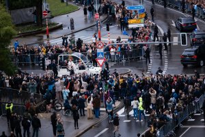 Parcours en papamobile de Sa Saintete le pape Francois