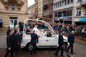 Parcours en papamobile de Sa Saintete le pape Francois