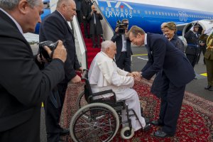 Accueil de Sa Sainteté le pape François à l'aéroport de Luxembourg par LL.AA.RR. le Grand-Duc et la Grande-Duchesse, accompagnées du Premier ministre Luc Frieden