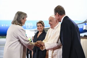 Arrivée de Sa Sainteté le pape François à l'aéroport de Luxembourg – Photo de la tribune officielle