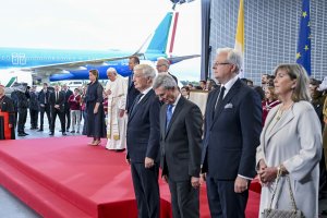 Présentation des délégations à Sa Sainteté le pape François, à LL.AA.RR. le Grand-Duc et la Grande-Duchesse et au Premier ministre Luc Frieden, dans le cadre de la cérémonie d'accueil officiel à l'aéroport de Luxembourg