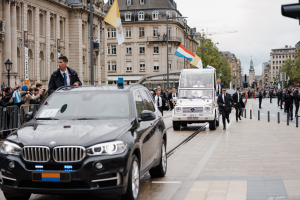 Parcours en papamobile de Sa Saintete le pape Francois