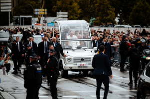 Parcours en papamobile de Sa Saintete le pape Francois