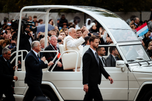 Parcours en papamobile de Sa Saintete le pape Francois