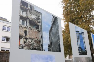 Vue sur la photo exposée dans le parc