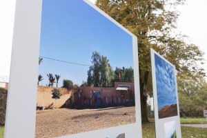 Vue sur la photo exposée dans le parc