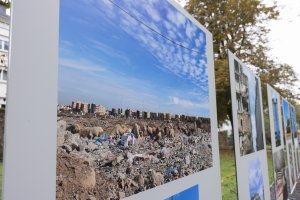 Vue sur la photo exposée dans le parc