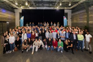 Image de groupe de tous les sportifs avec les membres du conseil échevinal à l'intérieur d'un hall polyvalent lors de la remise des prix.