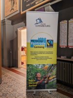 Image d'un roll-up avec les logos de la Ville de Luxembourg et Fairtrade