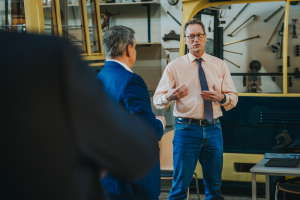 Image du groupe en discussion à l'intérieur de l'atelier du service véhicule maintenance