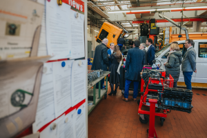 Image du groupe en discussion à l'intérieur de l'atelier du service véhicule maintenance