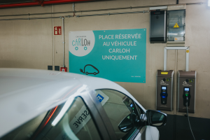 Un aperçu d'un parking sous terrain où un véhicule carloh est garé