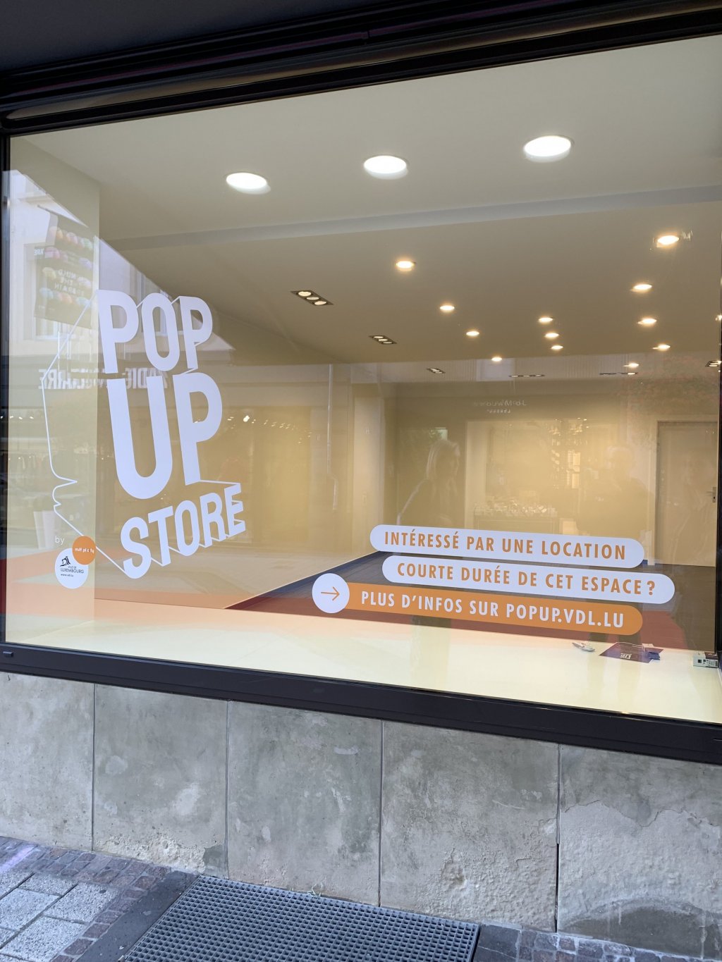 Vitrine d'un pop-up shop en ville