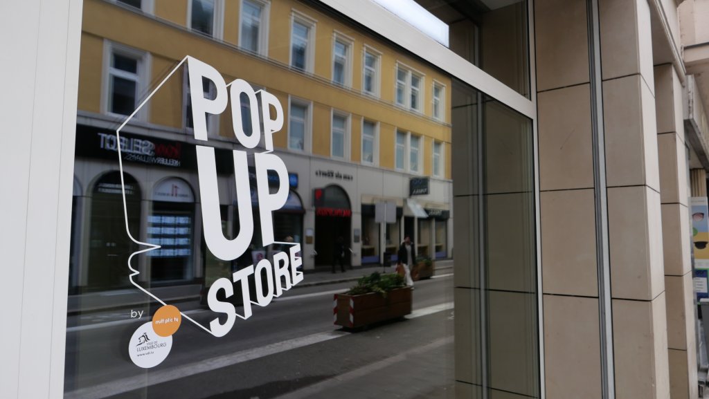 vue sur la vitrine d'un pop-up