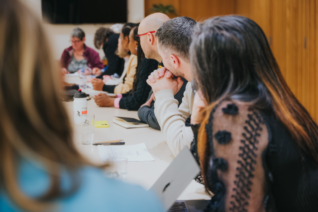 Image de personnes assis autour d'une table en discutant