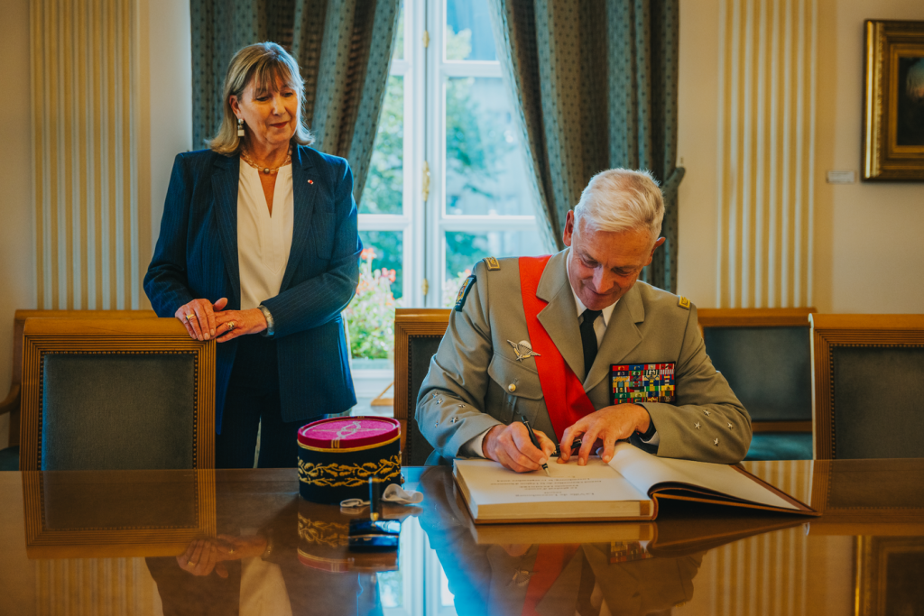 Image du Grand Chancelier en train de signer dans le livre d'or de la Commune