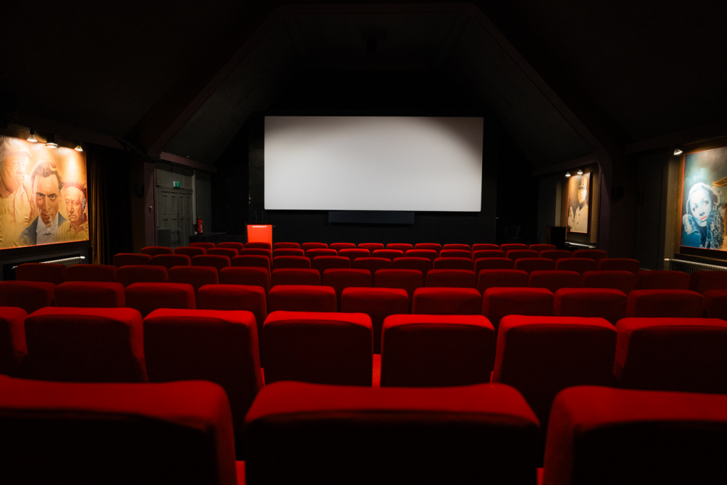 Image de l'intérieur de la salle de projection de la Cinémathèque.