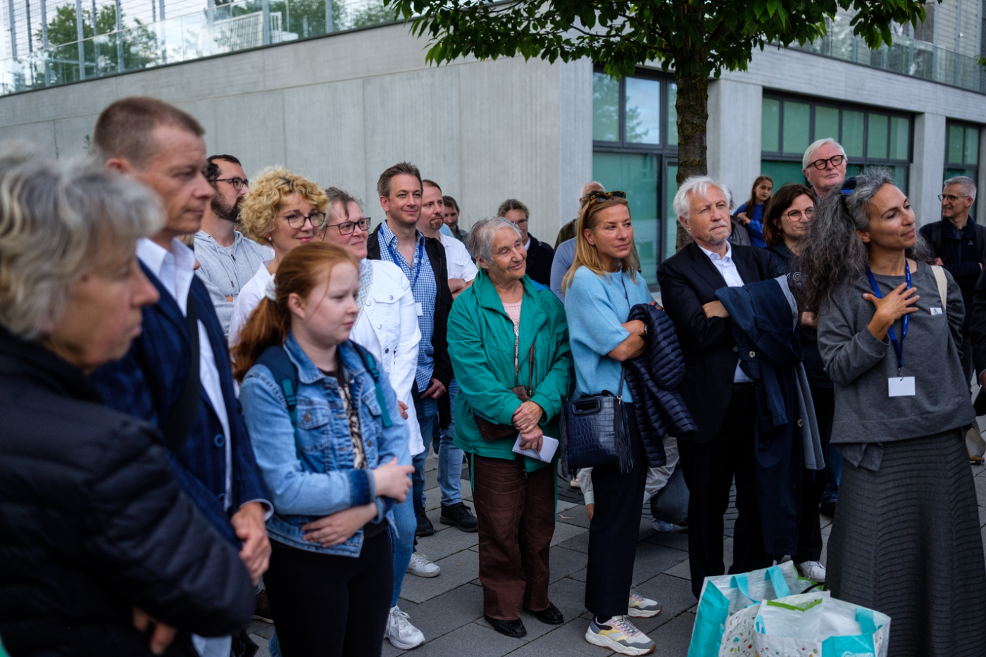 Image de personnes qui se déplacent en groupe dans le quartier Cents