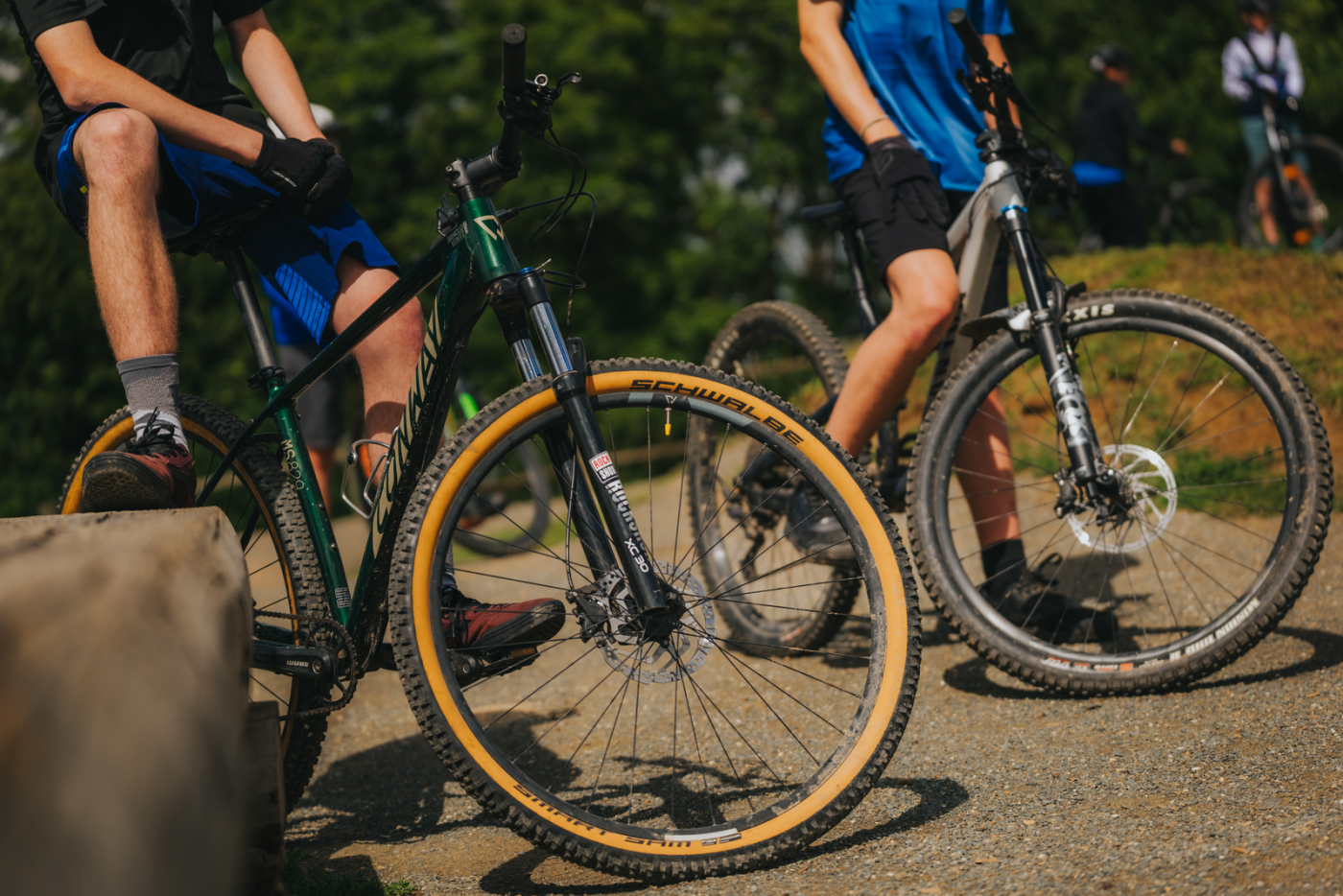 deux garçons sur leur vélo