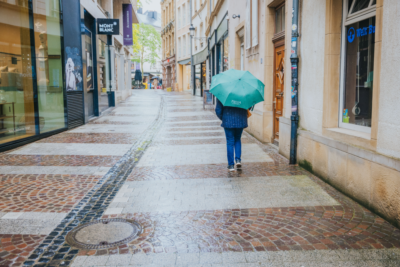 femme avec parapluie