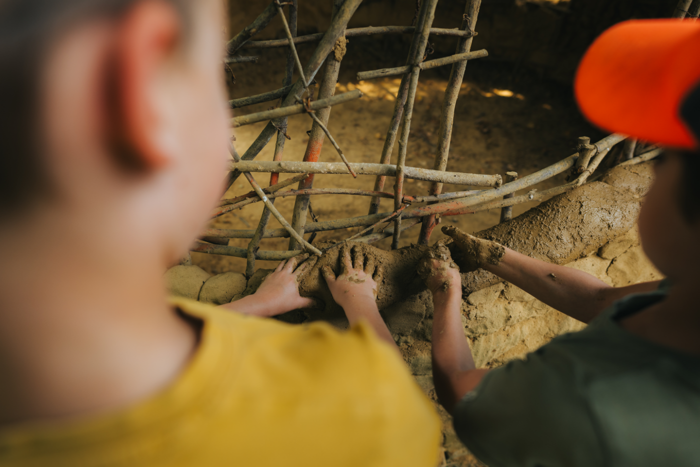 Image d'enfants en train de jouer dans la forêt