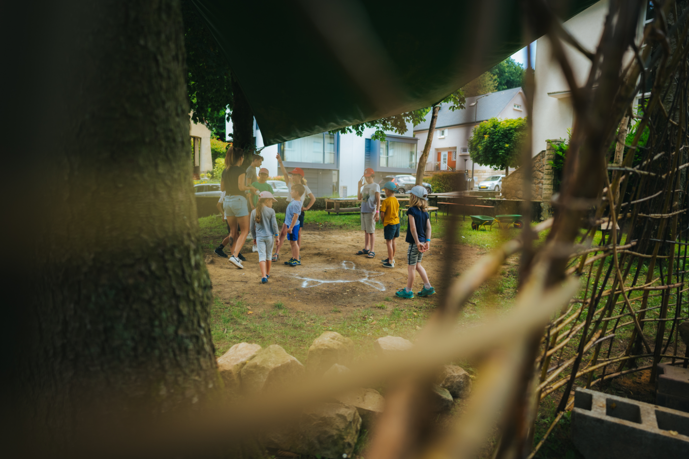 Image d'enfants en train de jouer dans la forêt