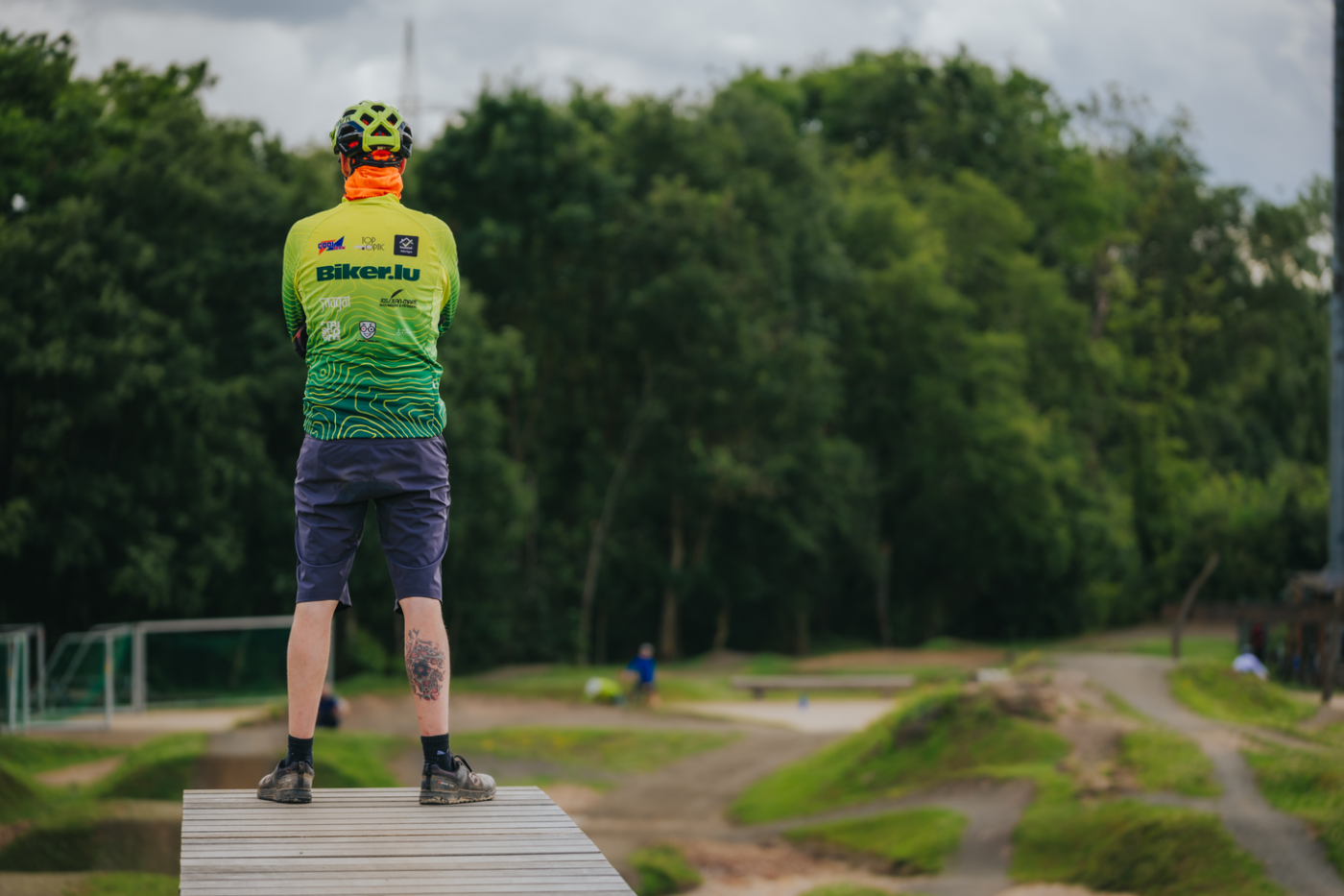 Image d'un animateur de mountainbike en train de superviser le Bikepark Boy Kohnen