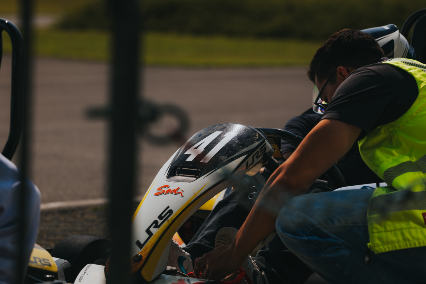 Image d'un animateur en train de démarrer le Karting d'un jeune