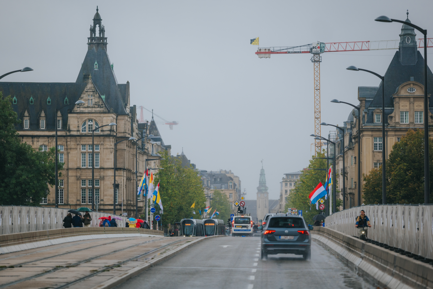 Avenue de la Liberté - drapeaux du Vatican et circulation