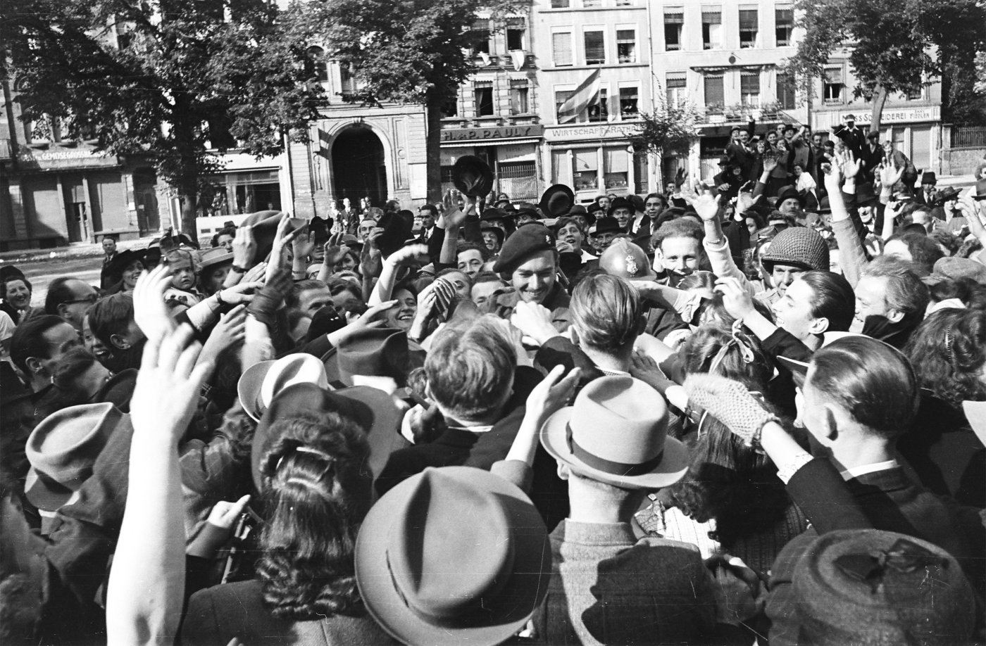 Photo du grand duc Jean, entouré par une foule de gens sur la place Guillaume II