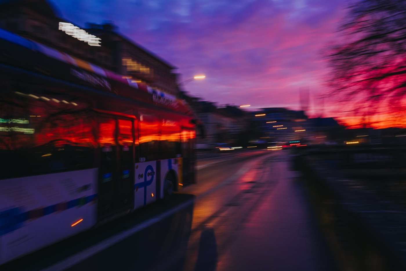 Photo d'un bus pendant la nuit