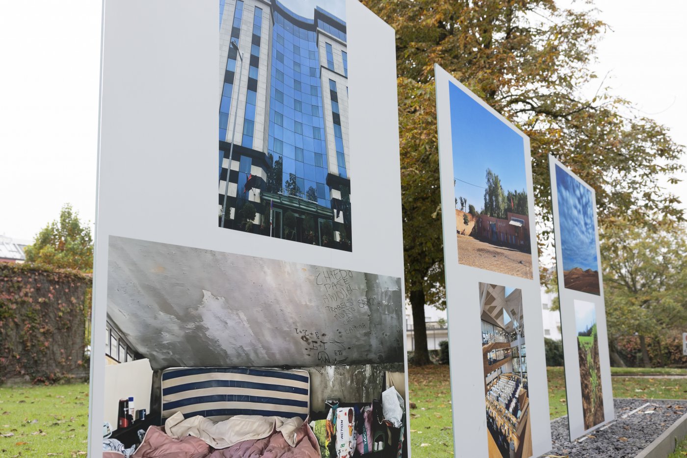 Vue sur la photo exposée dans le parc