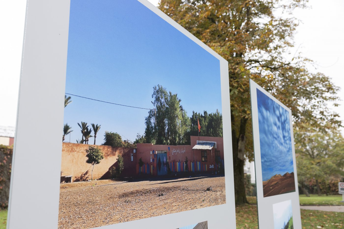Vue sur la photo exposée dans le parc