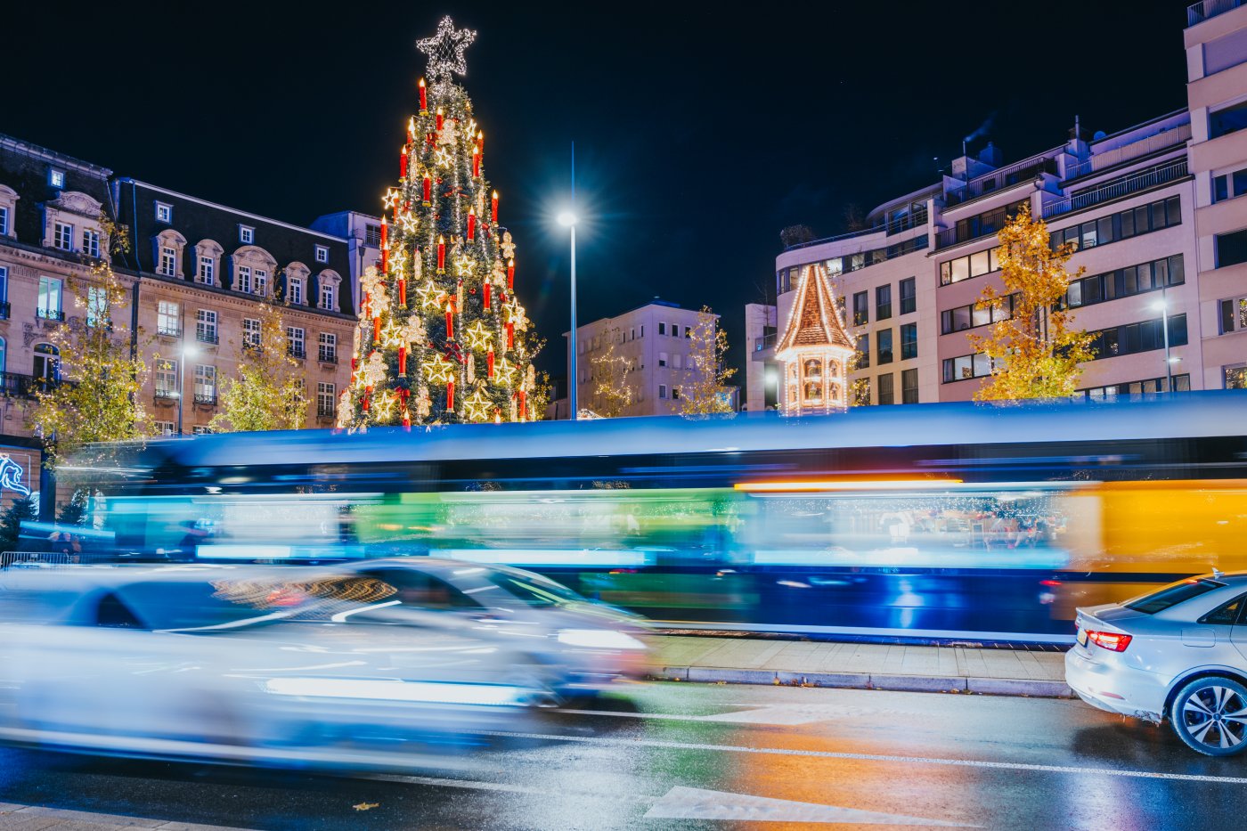 Vue sur le Niklosmaart et le tram qui passe