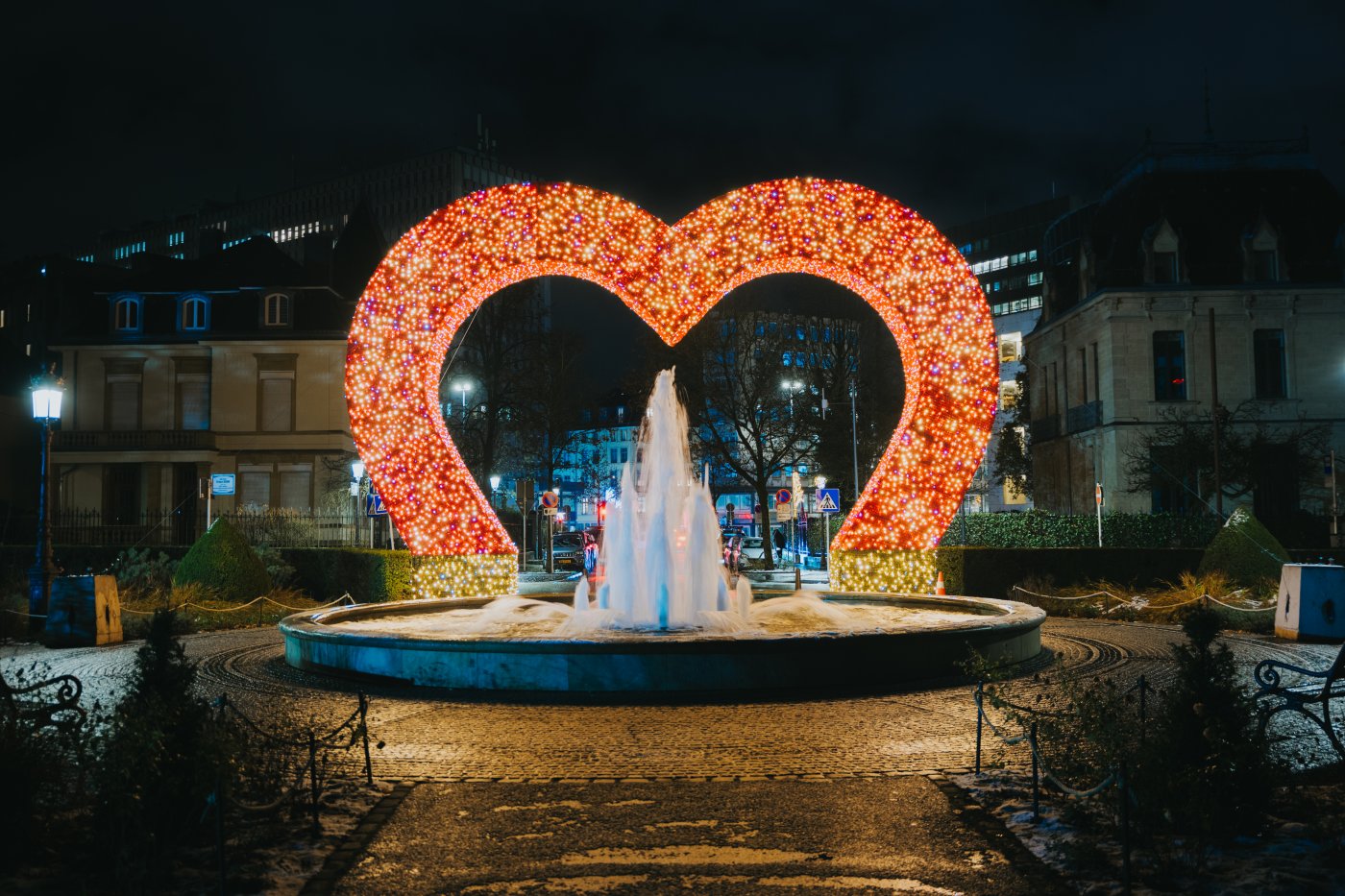 Coeur illuminé à la fontaine Amalia