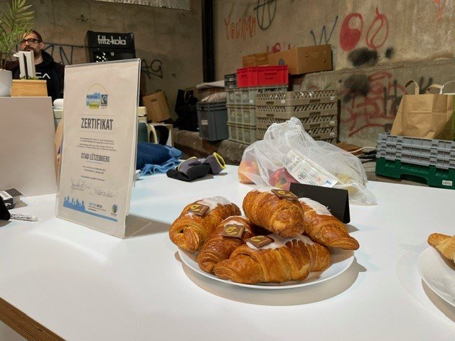 Image d'un petit déjeuner Fairtrade avec des croissants.