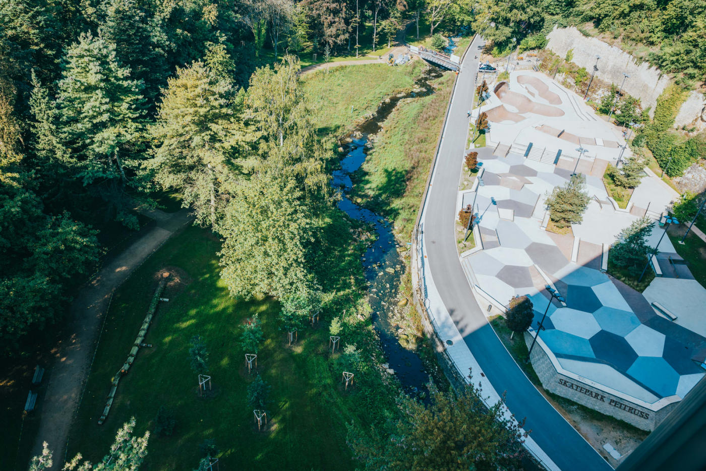 Image du Skatepark dans la vallée de la Pétrusse prise du viaduc