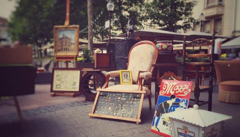 objets sur une brocante à la Place d'Armes