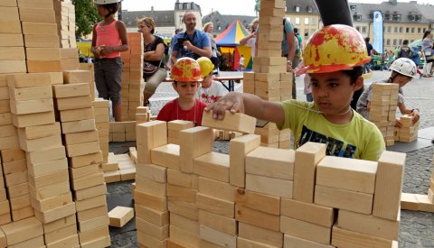 enfants jouant sur la place Guillaume II lors de la fête de jeux pour enfants Kanner in the City