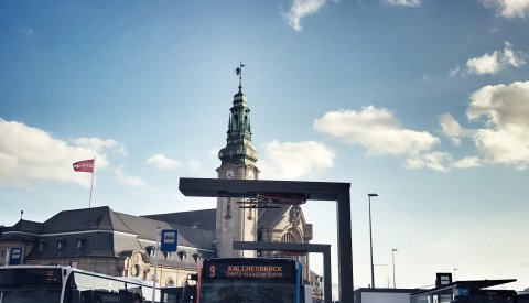 bus électro-hybride dans station de charge à la Gare de Luxembourg